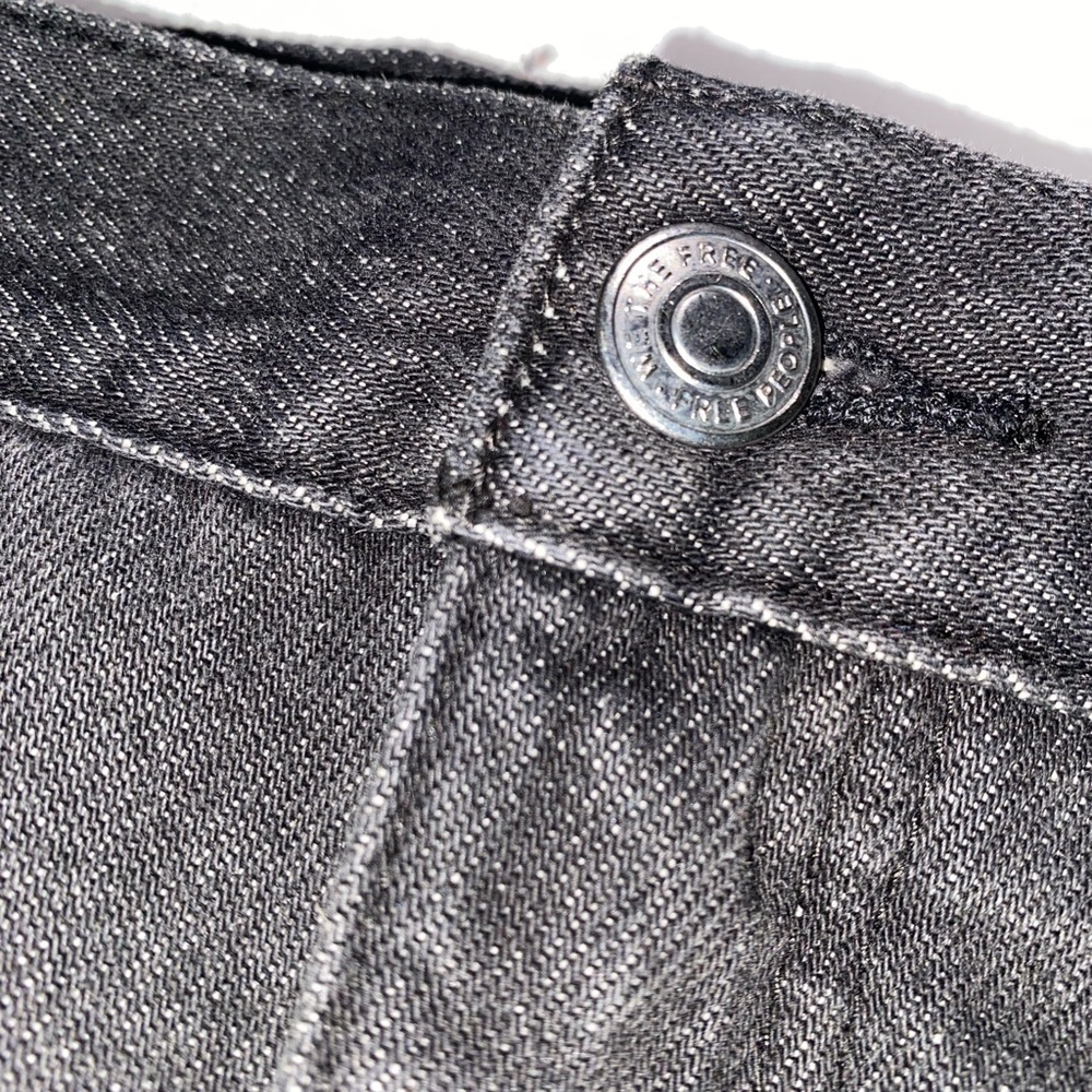 FREE PEOPLE WE THE FREE BLACK RELAXED AND DISTRESSED DENIM MINISKIRT TRENDING - Picture 9 of 9